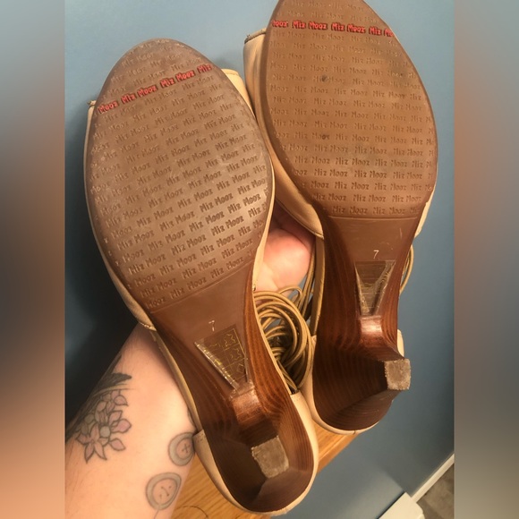 Miz Mooz low heel, nude colour, elastic straps with cute button on toe - Picture 7 of 8